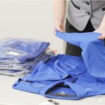 納品前のユニフォームを検品するスタッフ