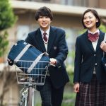 制服で通学する高校生