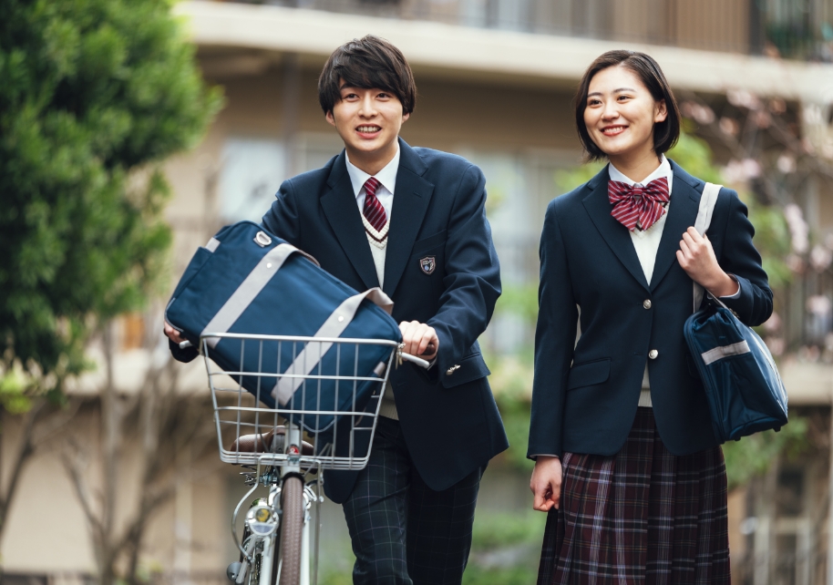制服で通学する高校生