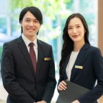 受付に立つ企業ユニフォーム姿のスタッフ