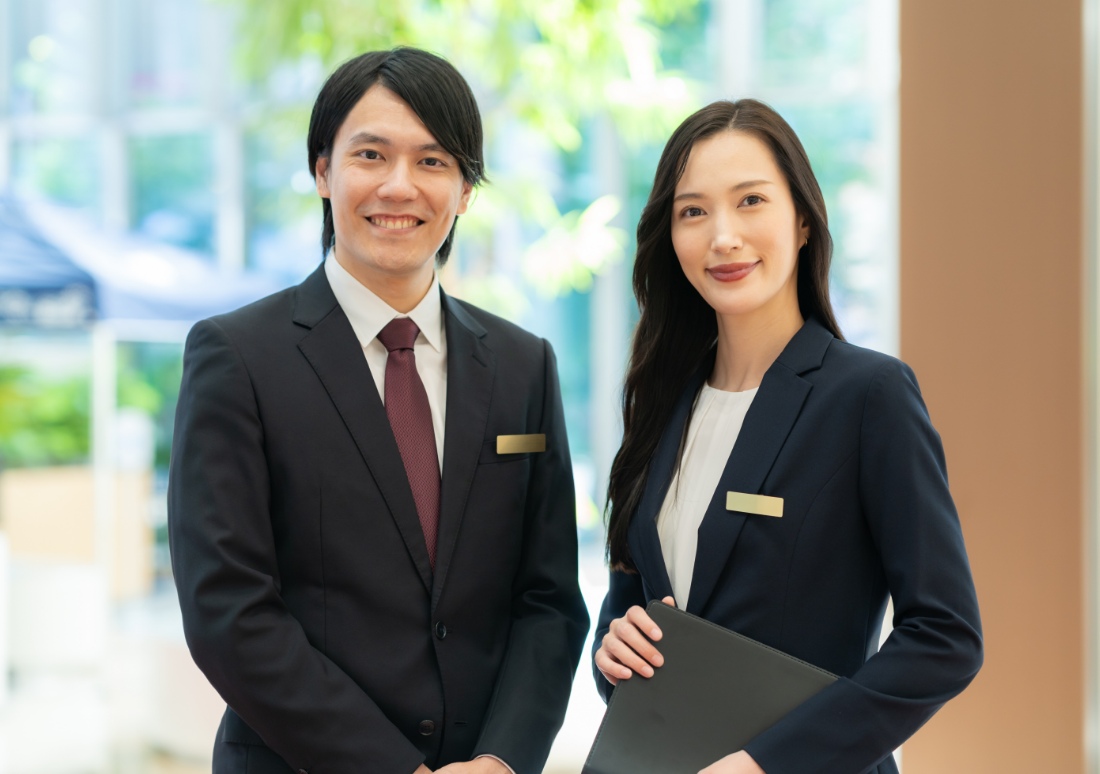 受付に立つ企業ユニフォーム姿のスタッフ